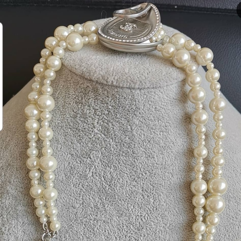 Pearl cream  and silver necklace